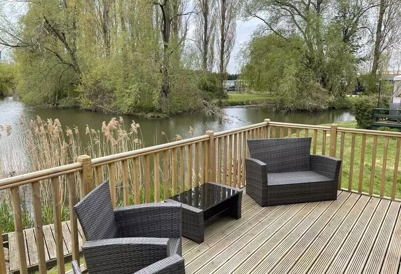 ホテル Beautiful And Tranquil Lakeside Lodge   Sleeps 5