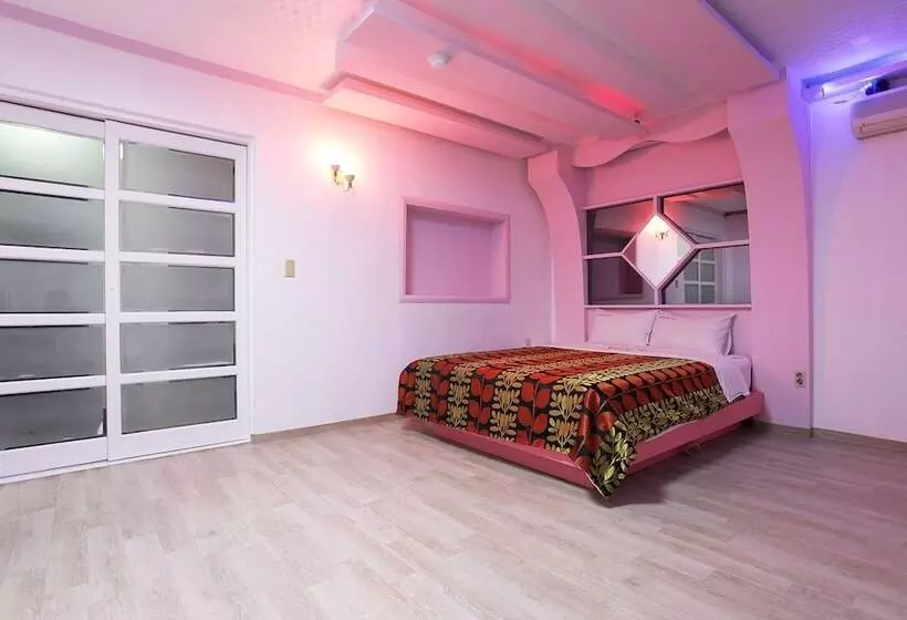 هتل Seosan White House