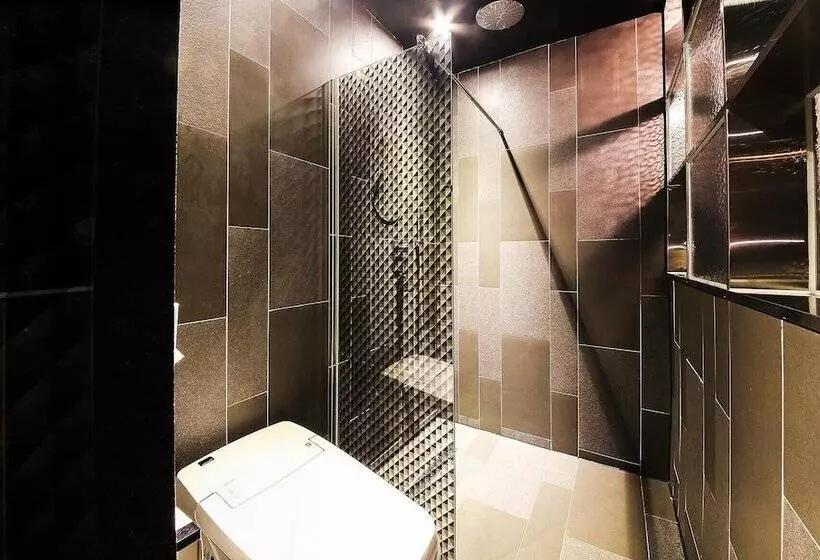 Motelli Elephant Shower