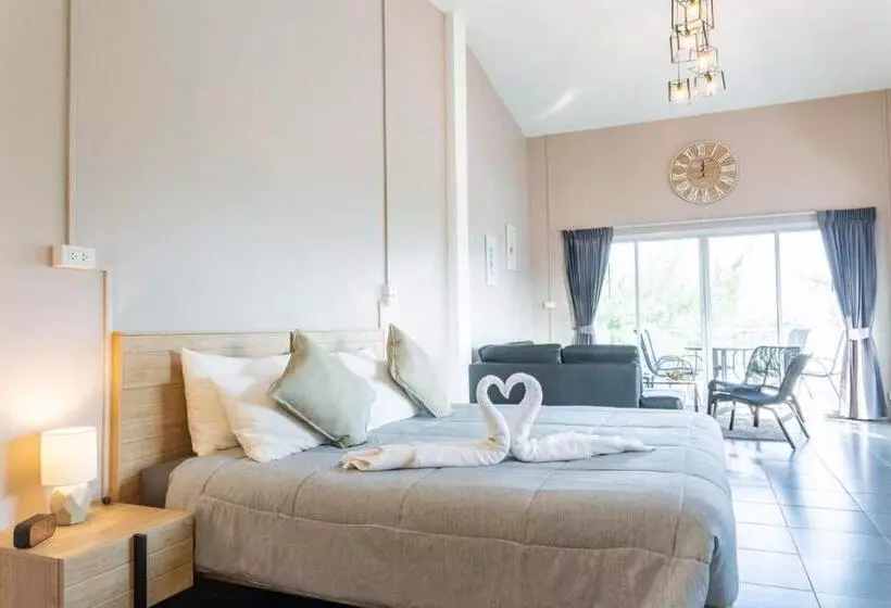 ホテル The Beach Cha Am Suites