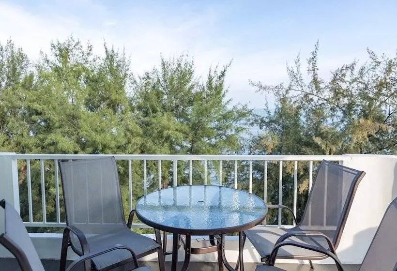 ホテル The Beach Cha Am Suites