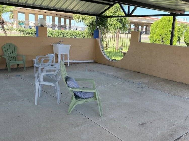 Motel Executive Inn And Suites