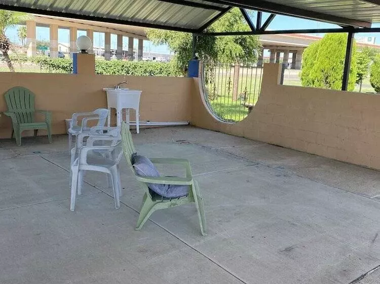 مُتل Executive Inn And Suites