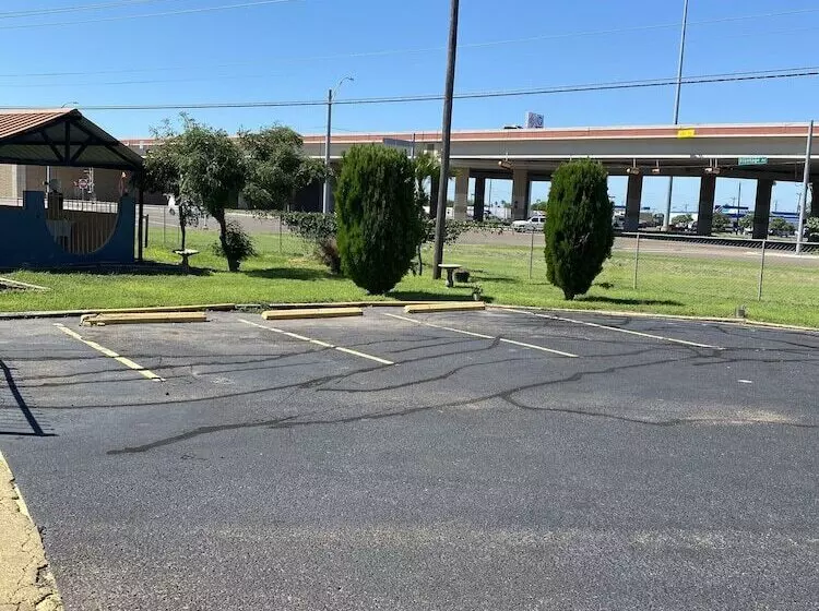 مُتل Executive Inn And Suites