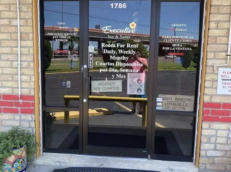 مُتل Executive Inn And Suites