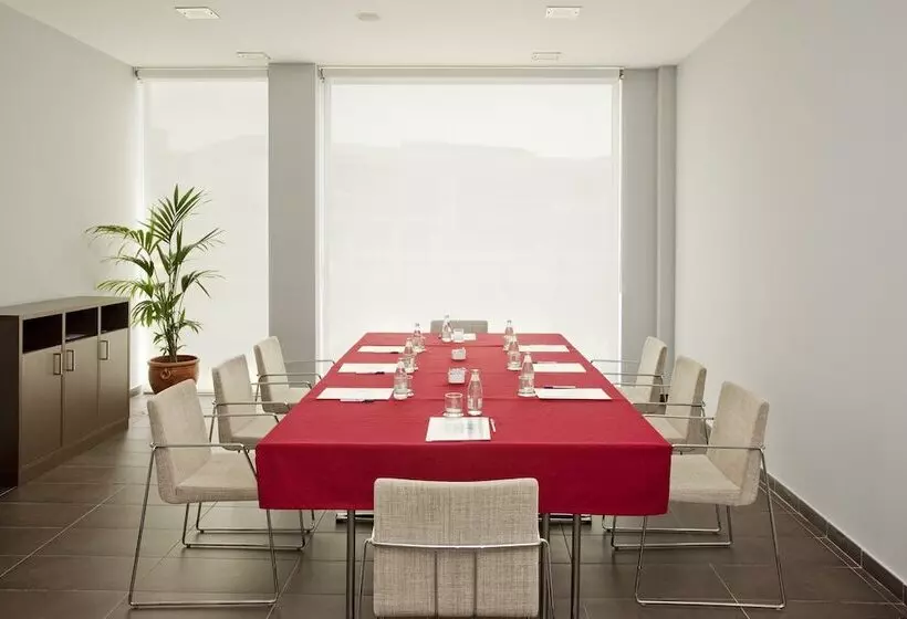 Отель Holiday Inn Express Sant Cugat, An Ihg