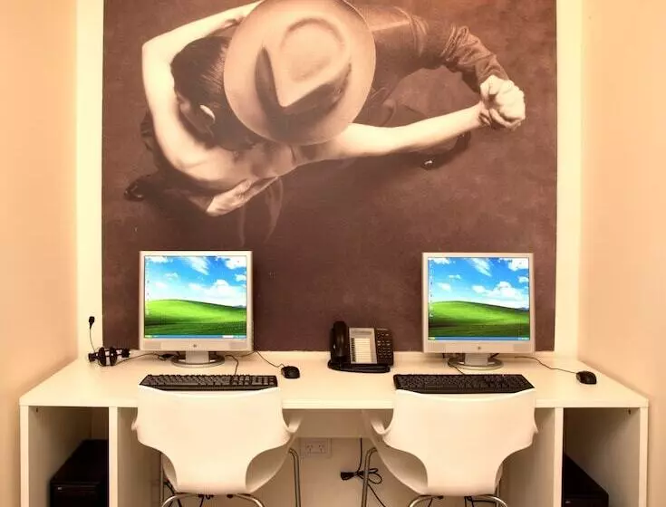 هتل Be Hollywood!