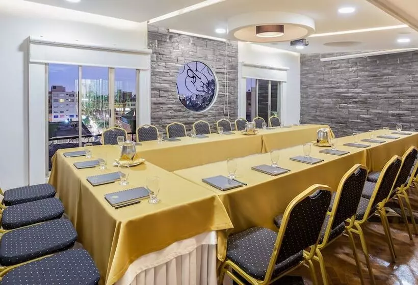 Отель Embassy Park