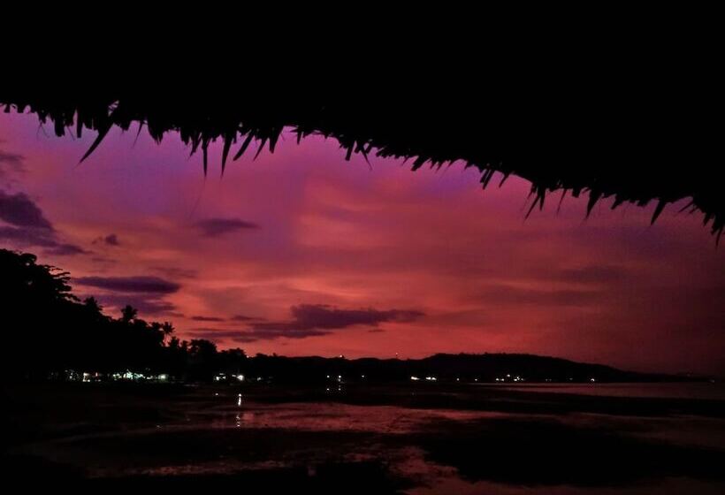 בית מלון כפרי Smallfrys Beach Resort