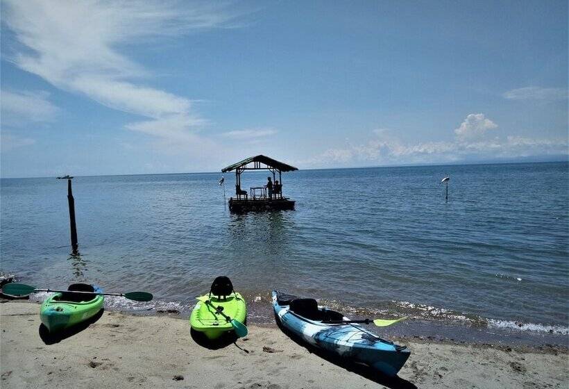 בית מלון כפרי Smallfrys Beach Resort