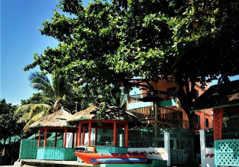 בית מלון כפרי Smallfrys Beach Resort