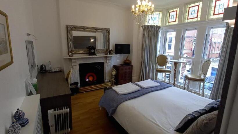 تختخواب و صبحانه Grosvenor House   Onsite Free Parking