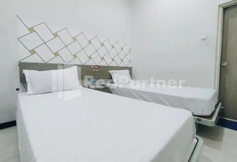 ホテル Almeira Homestay Syariah Near Makam Sunan Ampel Mitra Reddoorz