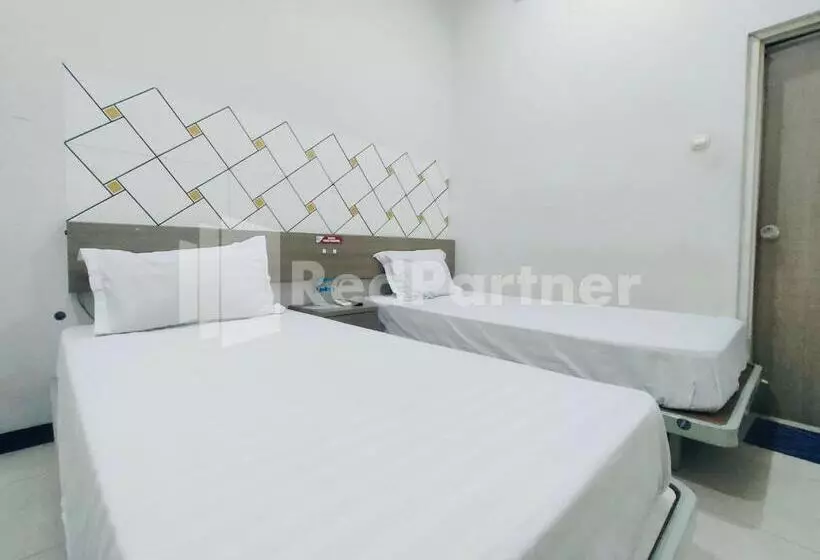 ホテル Almeira Homestay Syariah Near Makam Sunan Ampel Mitra Reddoorz