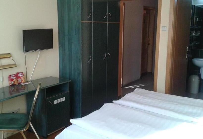 בית מלון כפרי Bara Budapest