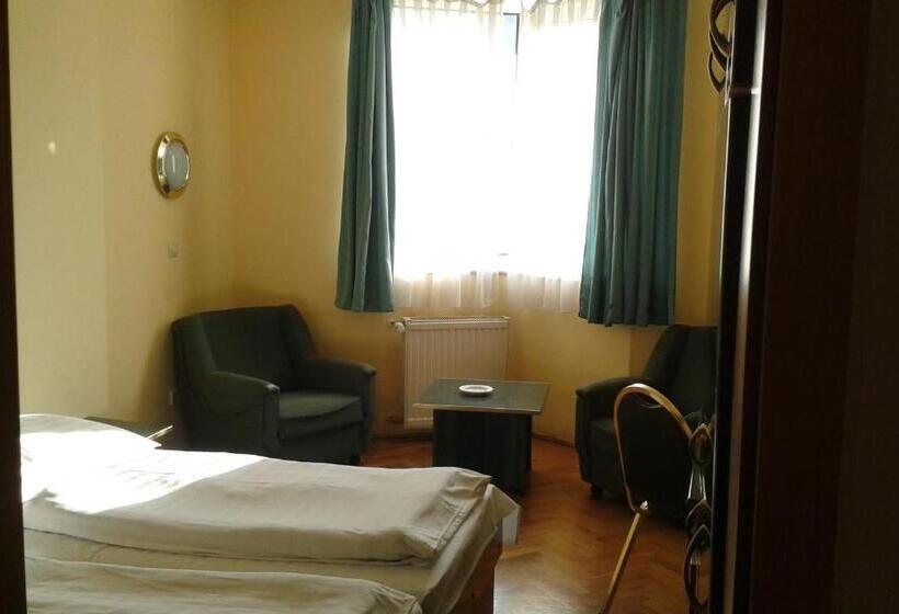 בית מלון כפרי Bara Budapest