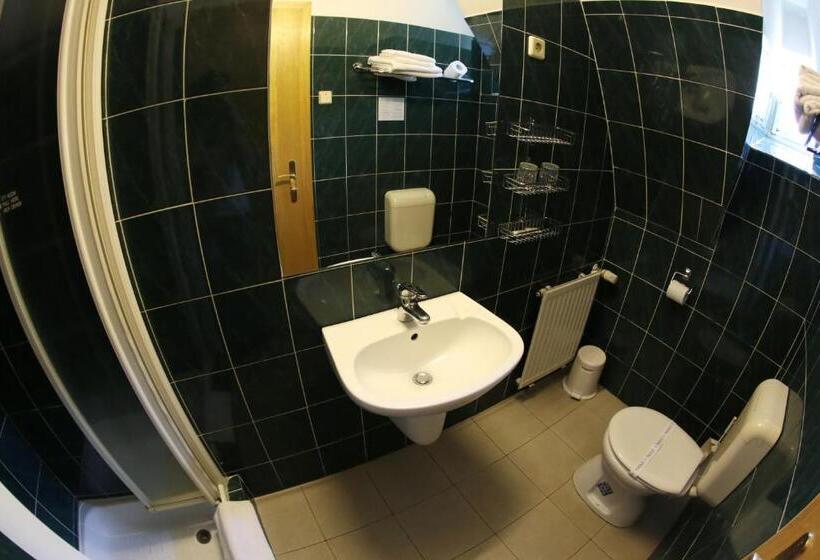 בית מלון כפרי Bara Budapest