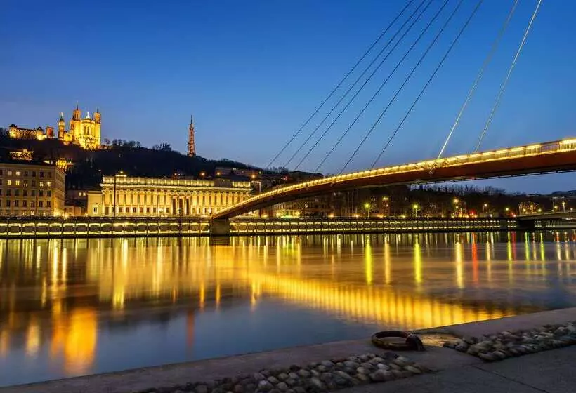 בית מלון כפרי The Originals City, Hôtel Eclipse, Lyon Est