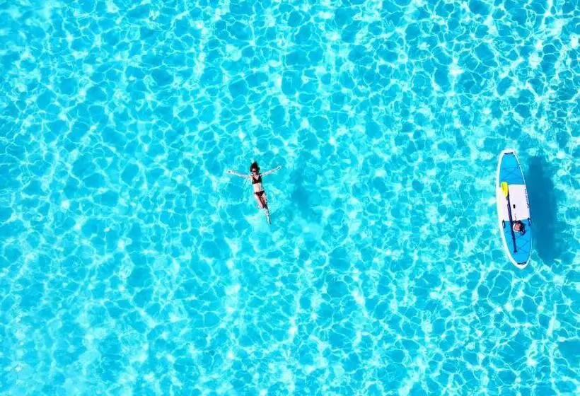Hotelli California Miyakojima Resort