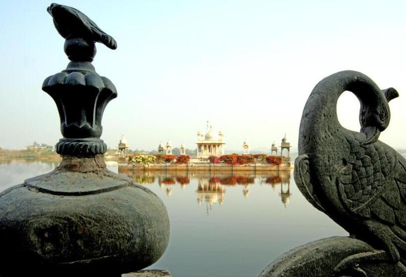 호텔 Udai Bilas Palace