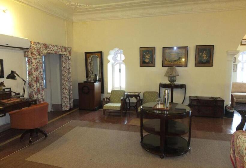 호텔 Udai Bilas Palace