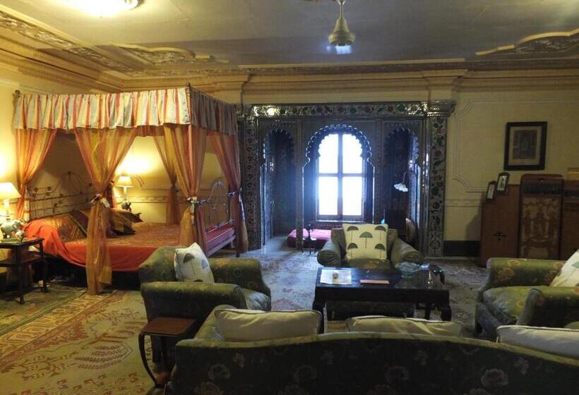 호텔 Udai Bilas Palace