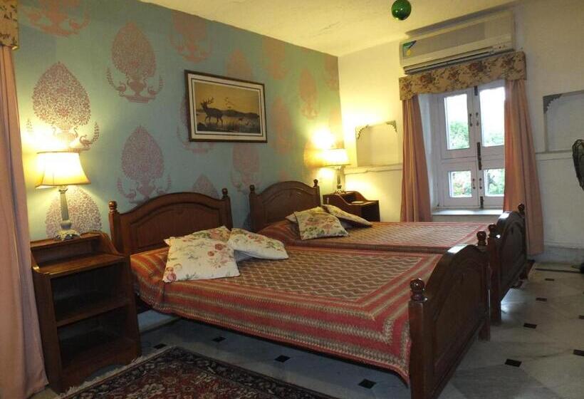 호텔 Udai Bilas Palace