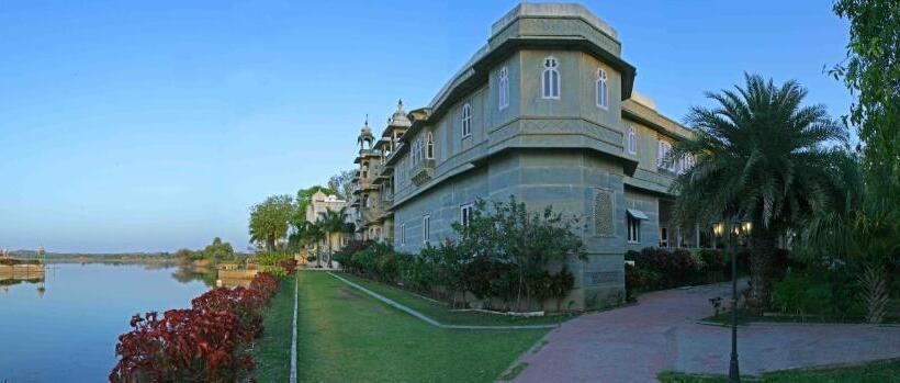 호텔 Udai Bilas Palace