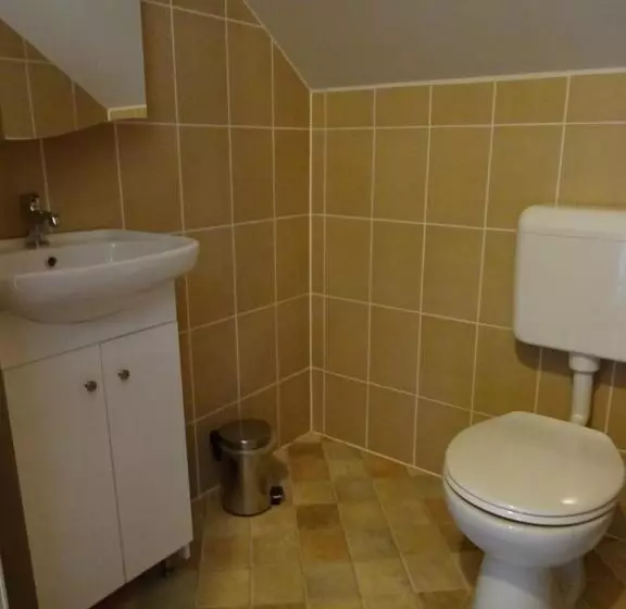 ペンション Rejtek Vendégház