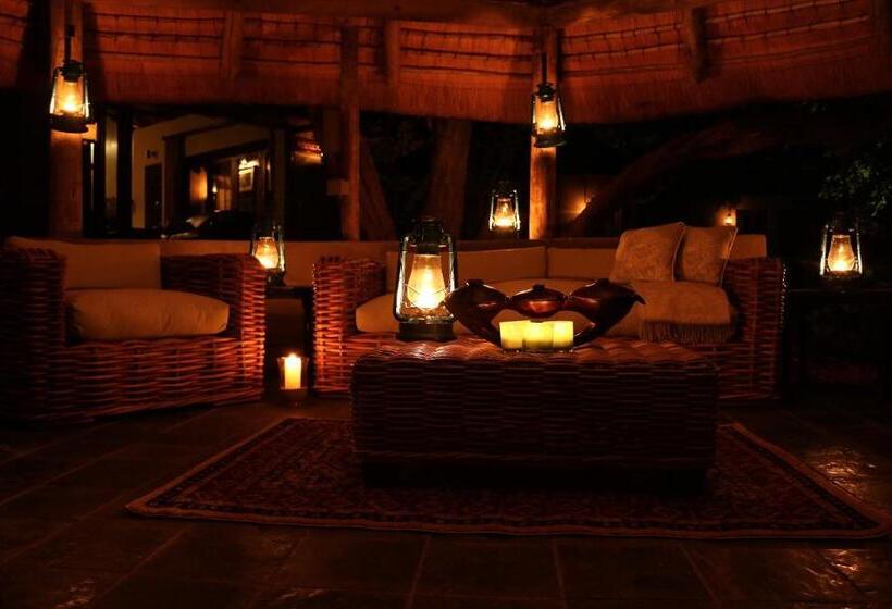 בית מלון כפרי Ivory Wilderness River Rock Lodge