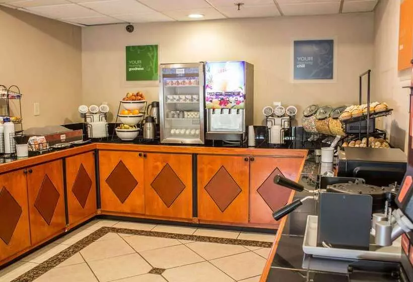 בית מלון כפרי Clarion Pointe