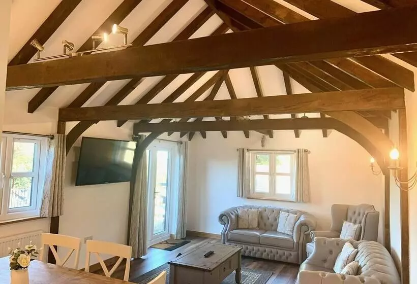 Flint Cottage   Sleeps 6   Private Woodland