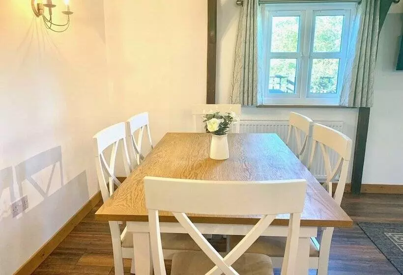 Flint Cottage   Sleeps 6   Private Woodland