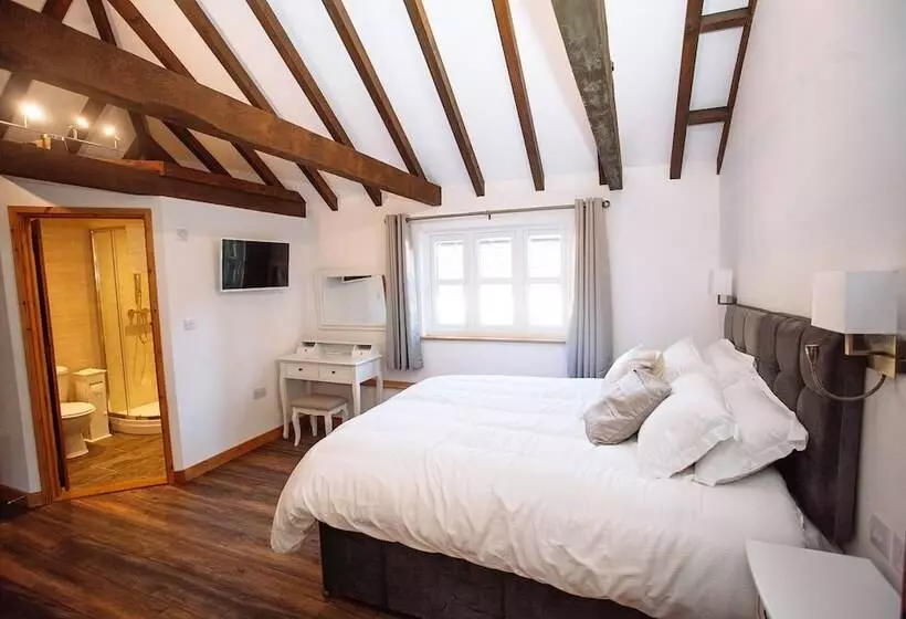 Flint Cottage   Sleeps 6   Private Woodland