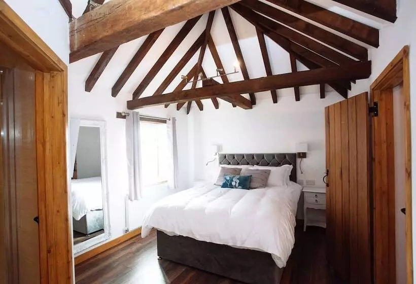 Flint Cottage   Sleeps 6   Private Woodland