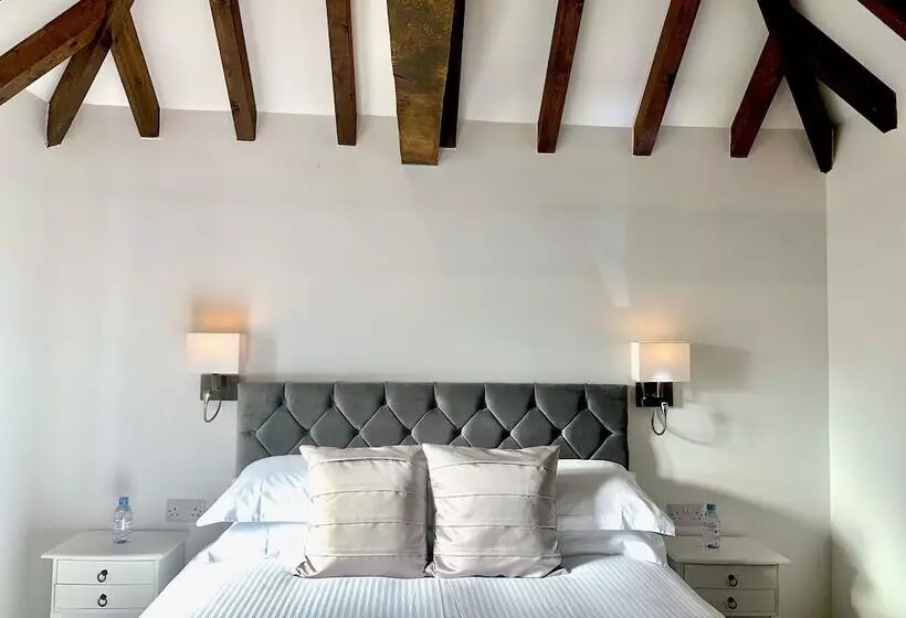 Flint Cottage   Sleeps 6   Private Woodland