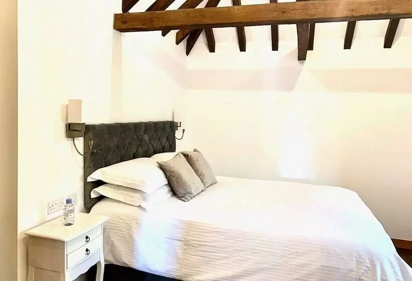 Flint Cottage   Sleeps 6   Private Woodland