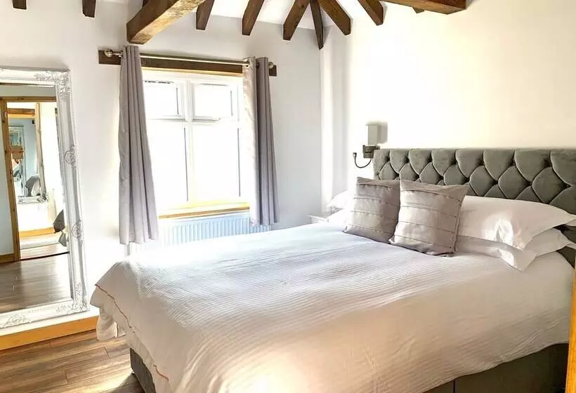 Flint Cottage   Sleeps 6   Private Woodland