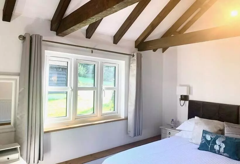 Flint Cottage   Sleeps 6   Private Woodland