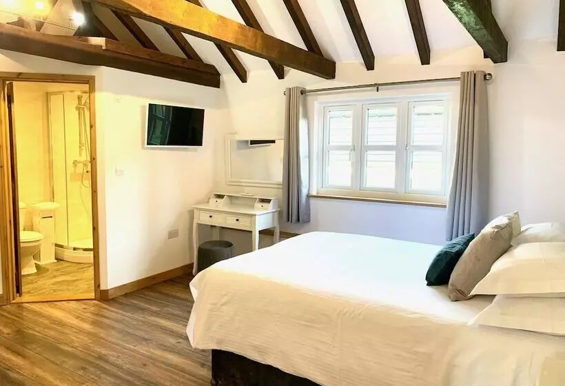 Flint Cottage   Sleeps 6   Private Woodland