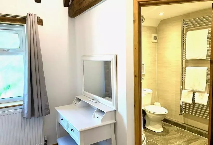 Flint Cottage   Sleeps 6   Private Woodland