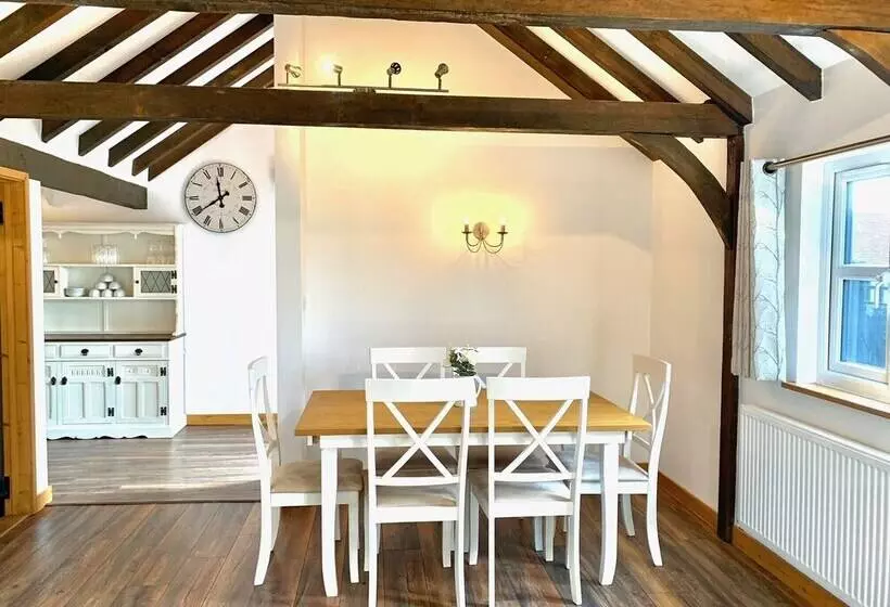 Flint Cottage   Sleeps 6   Private Woodland