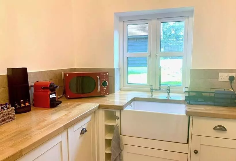Flint Cottage   Sleeps 6   Private Woodland