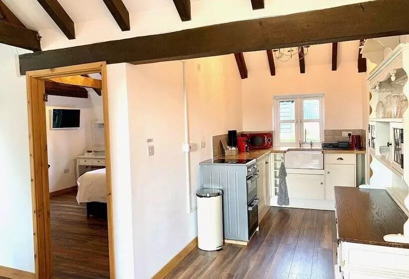 Flint Cottage   Sleeps 6   Private Woodland