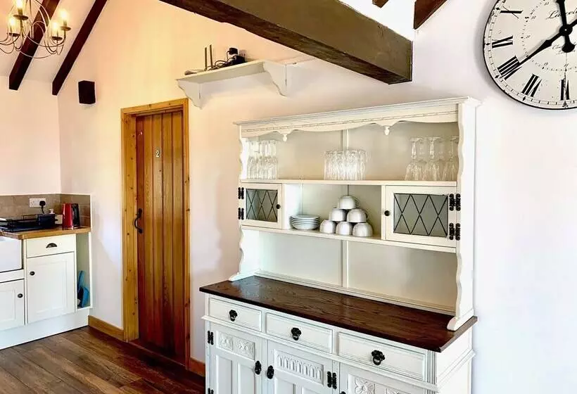 Flint Cottage   Sleeps 6   Private Woodland