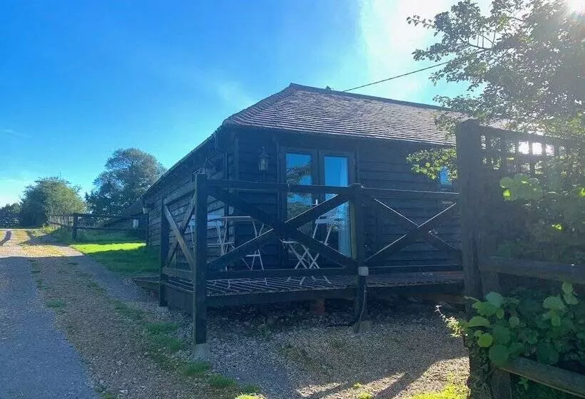 Flint Cottage   Sleeps 6   Private Woodland