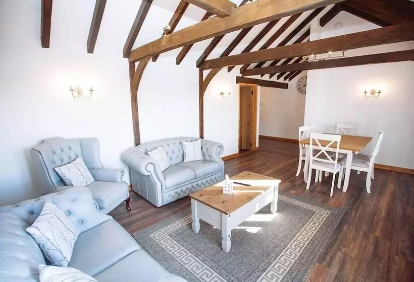 Flint Cottage   Sleeps 6   Private Woodland
