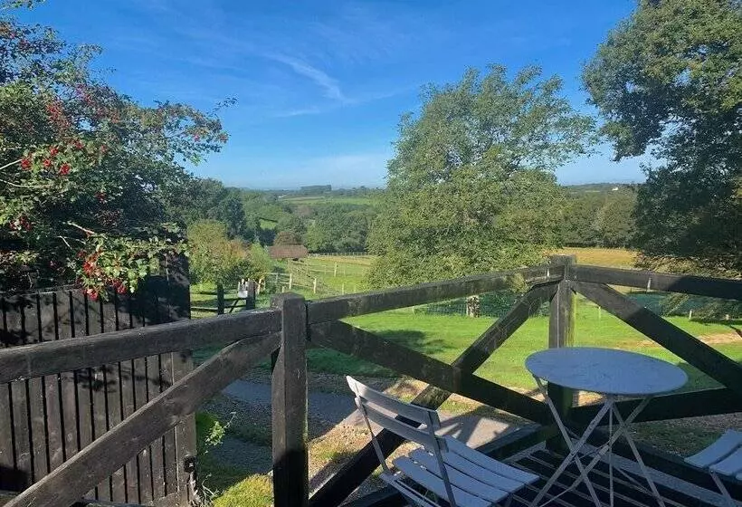 Flint Cottage   Sleeps 6   Private Woodland
