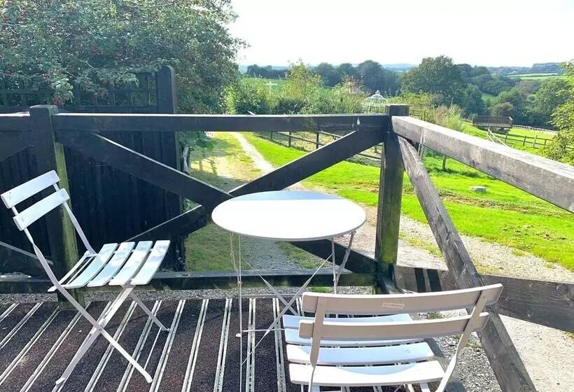 Flint Cottage   Sleeps 6   Private Woodland