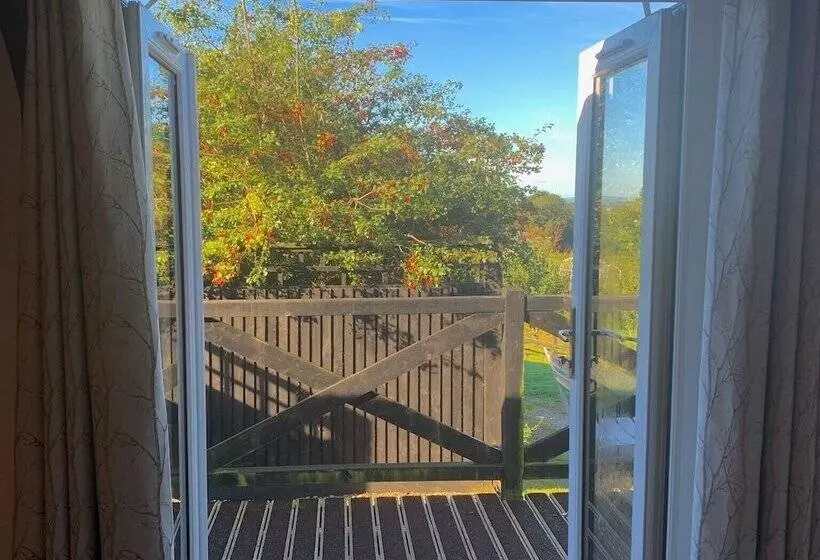 Flint Cottage   Sleeps 6   Private Woodland